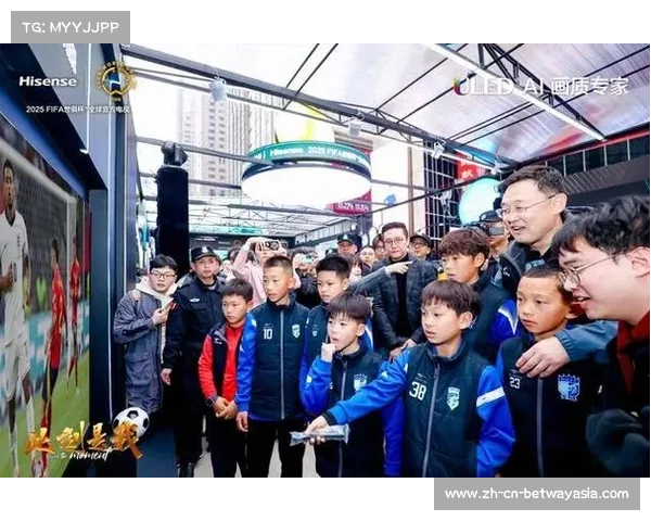 世俱杯奖杯首次亮相山城 重庆球迷热情高涨迎接世界顶级赛事 世俱杯奖杯首次亮相山城 重庆球迷热情高涨迎接世界顶级赛事